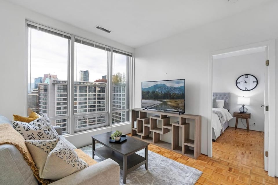 Central Downtown Highrise Condo Apartment in Vancouver