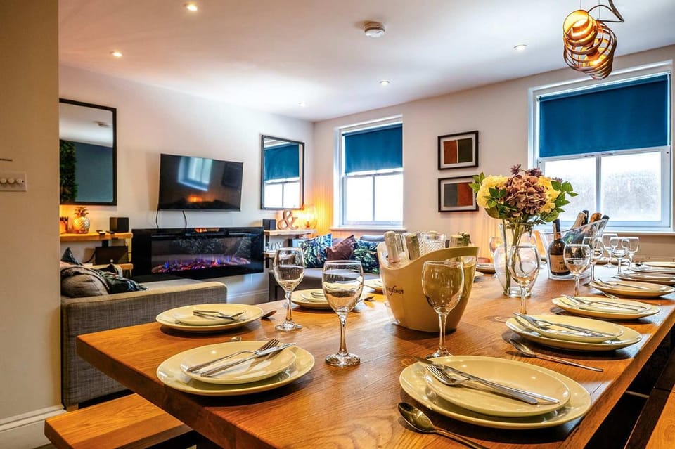 TV and multimedia, Living room, Seating area, Dining area