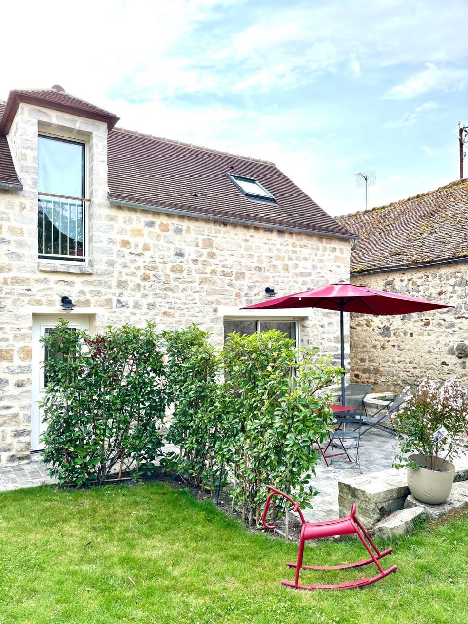 Property building, Patio, Spring, Garden, Dining area, Garden view, sunbed