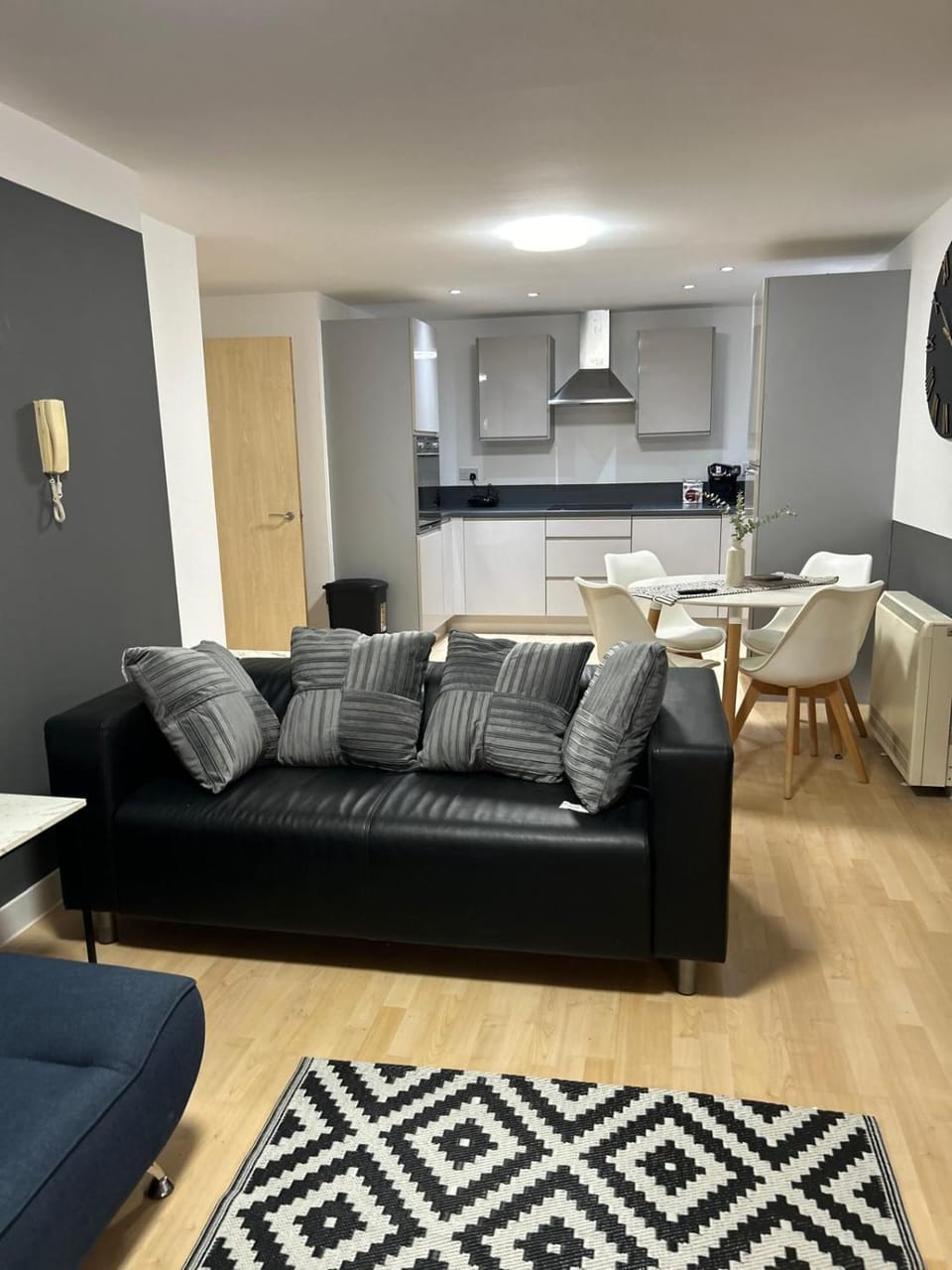 4 Beds 2 Bath Lift Refurbished MONTHLY DISCOUNTS Apartment in Basingstoke