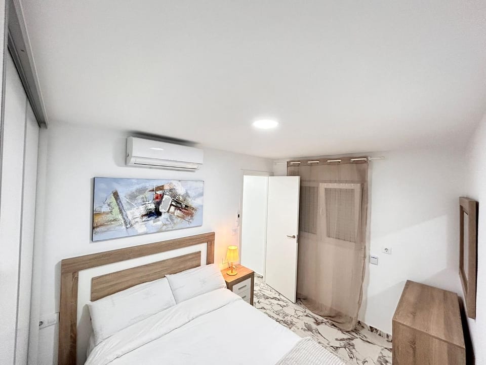 Bed, TV and multimedia, Photo of the whole room, Bedroom, wardrobe, air conditioner
