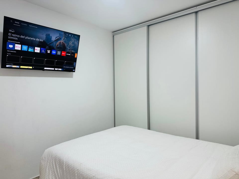 Bed, TV and multimedia, Photo of the whole room, Bedroom, air conditioner