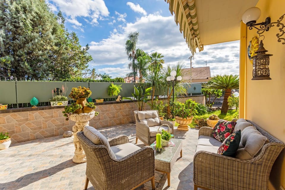 Property building, Balcony/Terrace, Living room