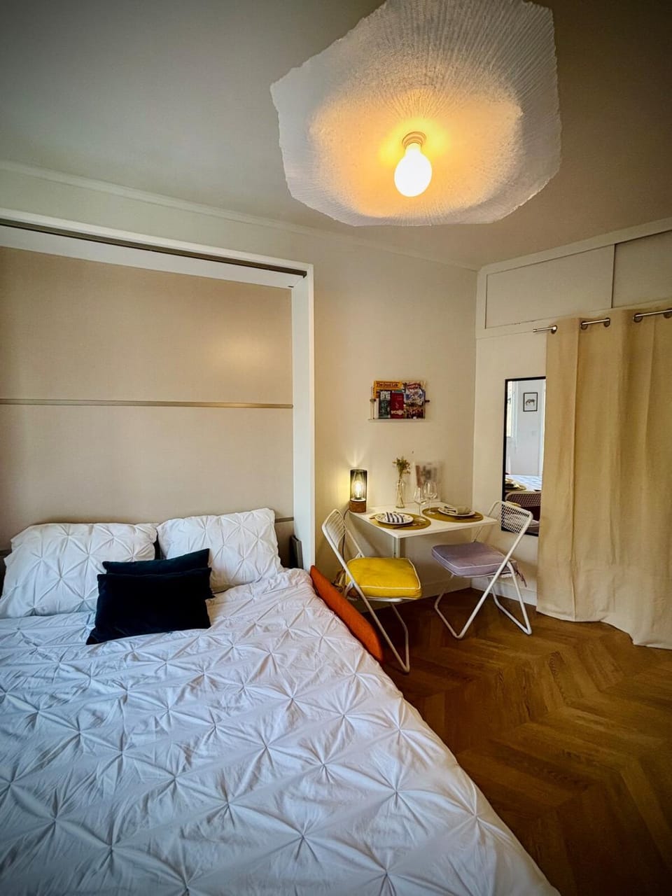 Bed, Living room, Photo of the whole room, Seating area, Dining area, Bedroom