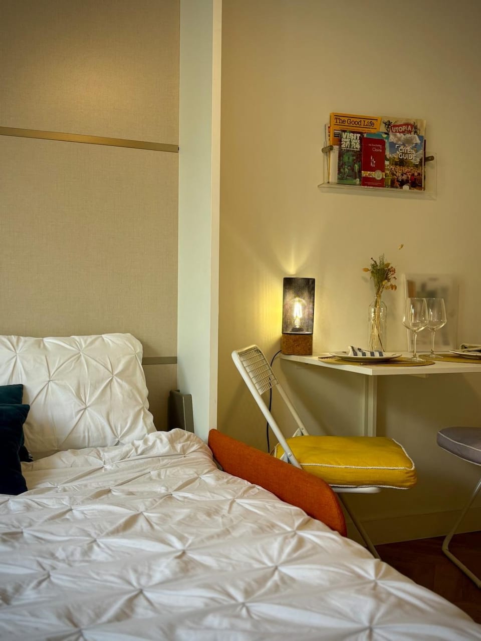 Bed, Photo of the whole room, Seating area, Bedroom