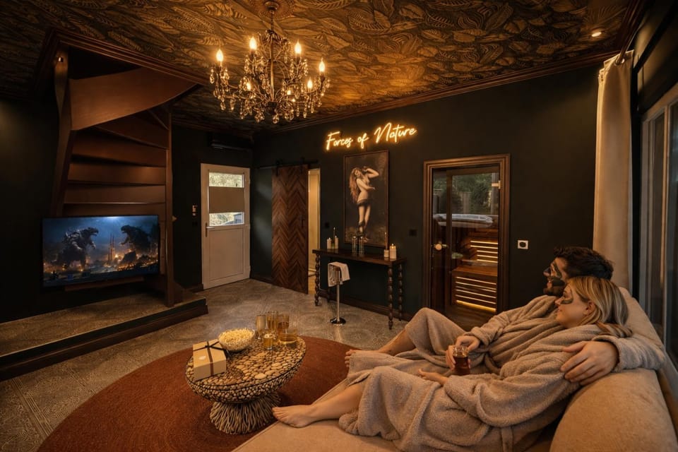 Communal lounge/ TV room, People, TV and multimedia, Living room, Spa and wellness centre/facilities, Seating area, Evening entertainment, group of guests