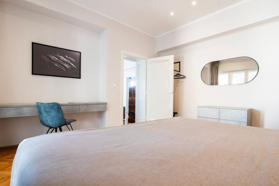 Bed, TV and multimedia, Bedroom