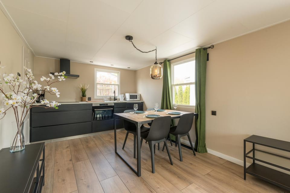Kitchen or kitchenette, Seating area, Dining area