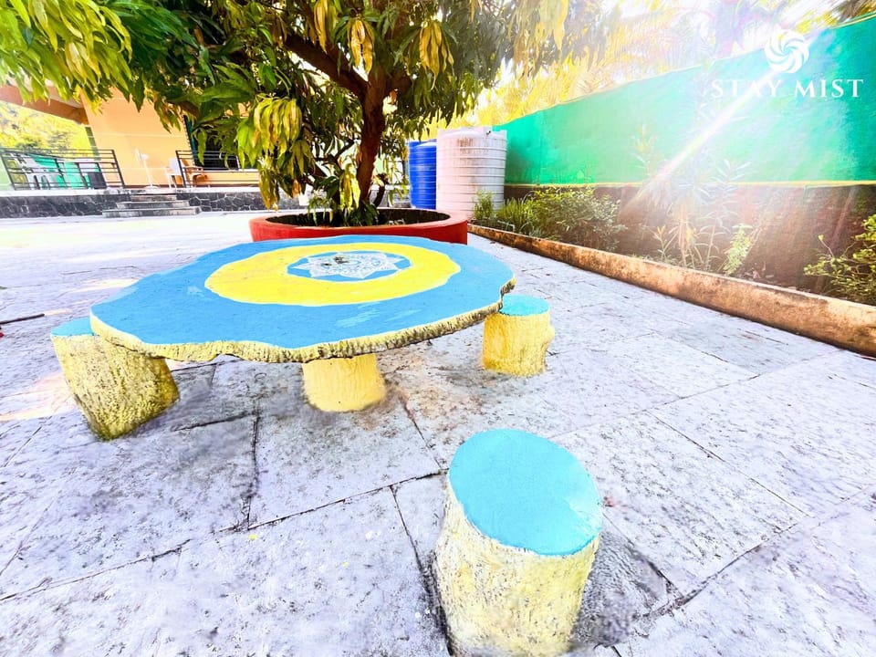 Day, Seating area