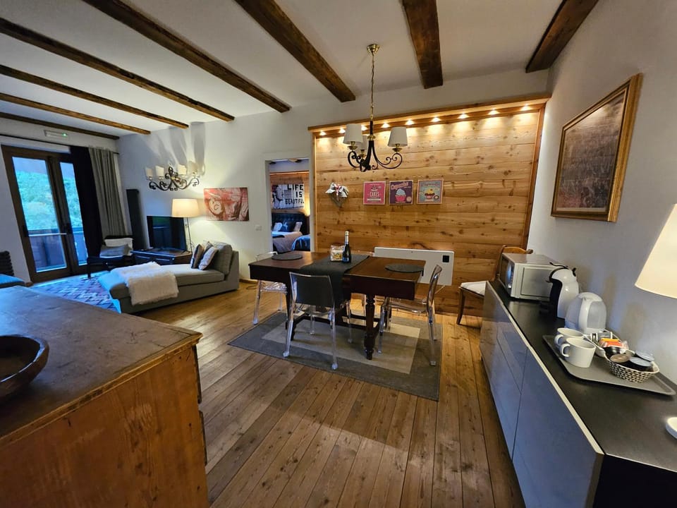 Living room, Dining area