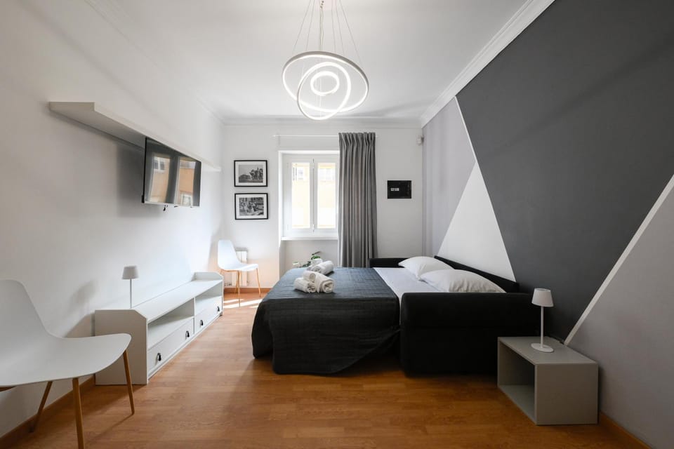 Bed, TV and multimedia, Bedroom, towels