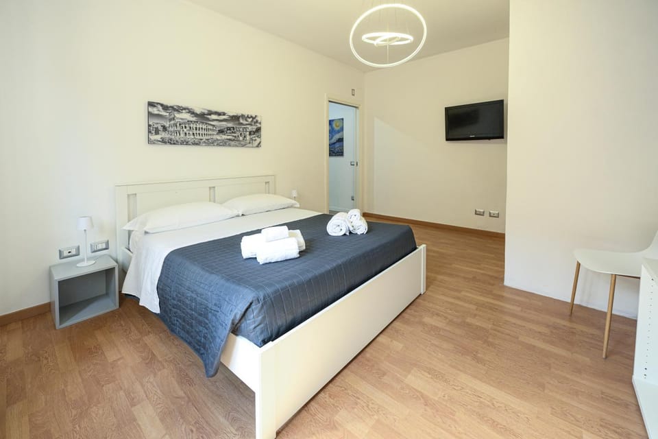 Bed, TV and multimedia, Photo of the whole room, Bedroom, towels