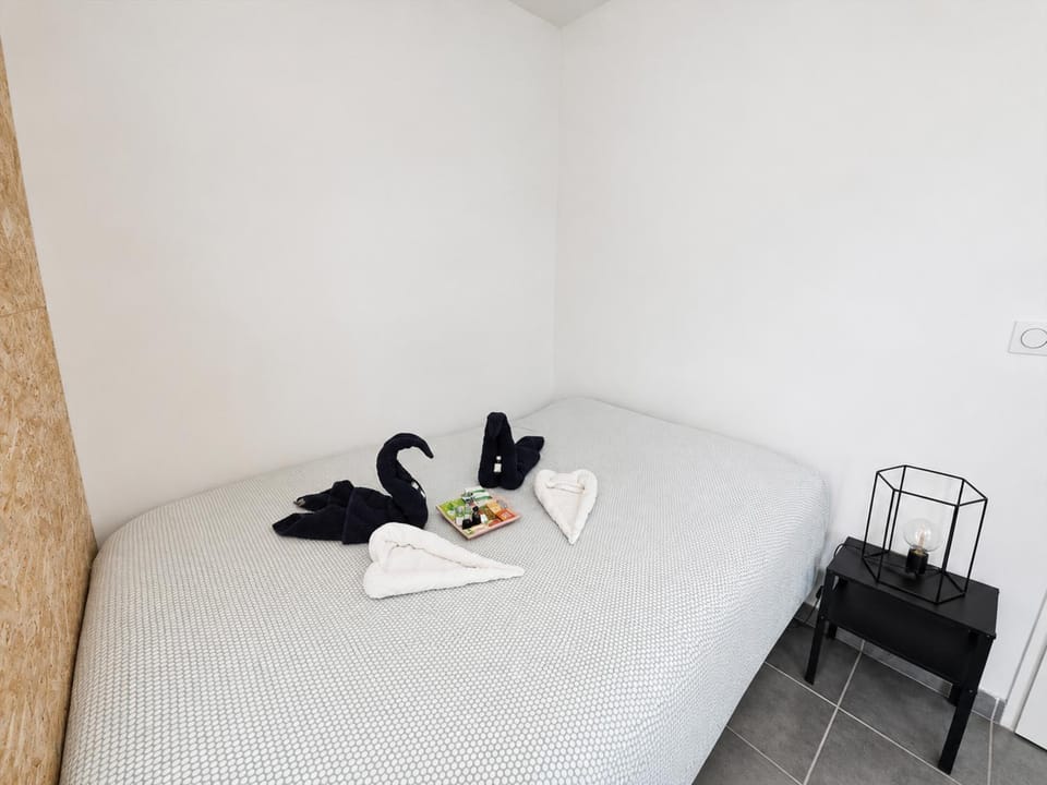 Bed, towels