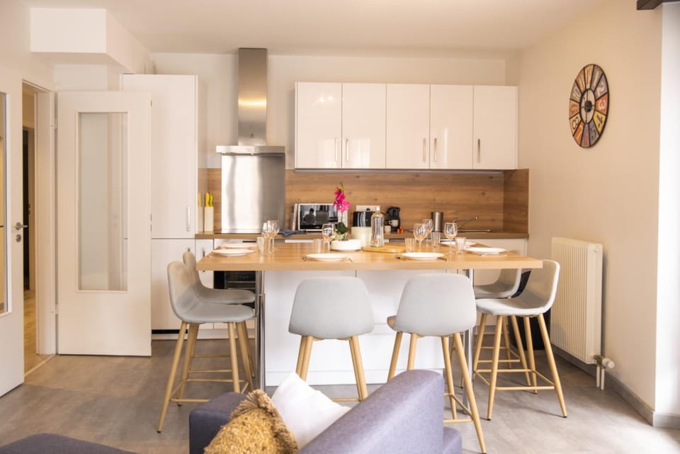 Kitchen or kitchenette, Dining area, stove