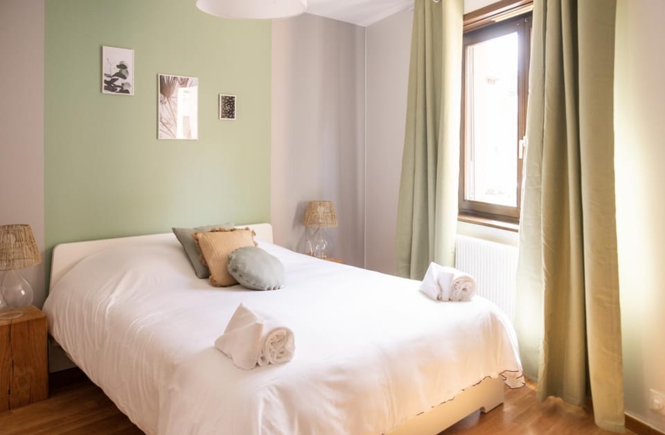Bed, Photo of the whole room, towels