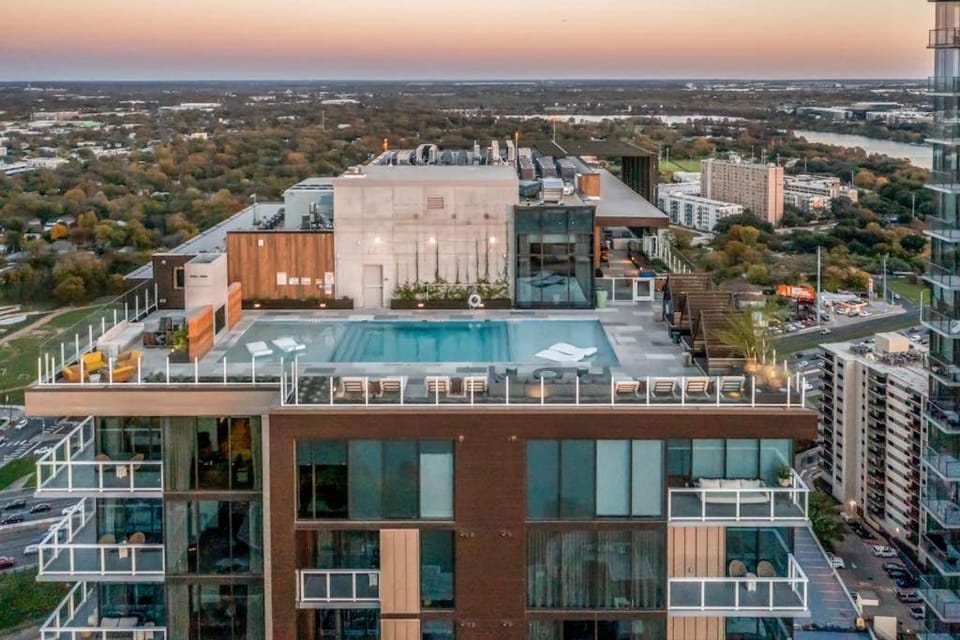 Dog-friendly getaway on Rainey Street with rooftop pool and gym Hotel in Austin