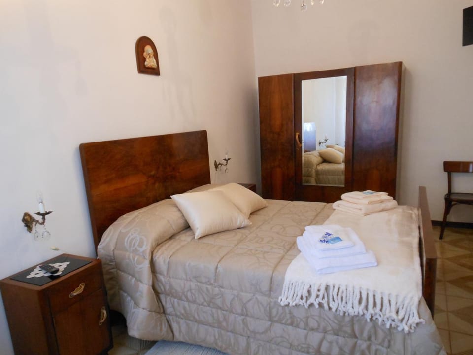 Bed, Photo of the whole room, Bedroom, City view, internet, towels, wardrobe, air conditioner