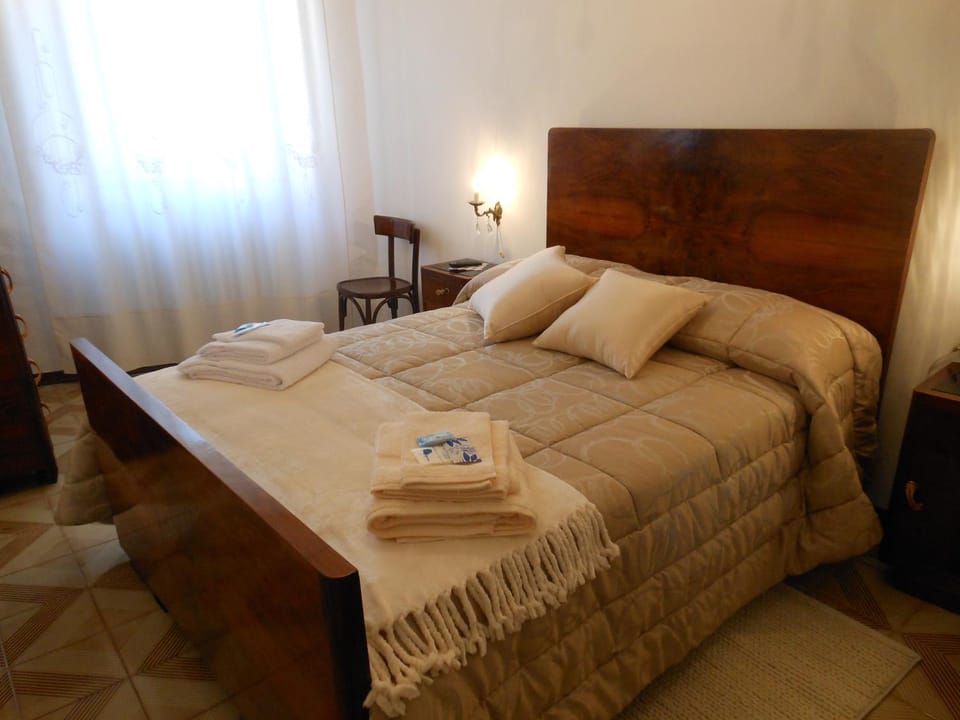 Bed, TV and multimedia, Photo of the whole room, Bedroom, Pets, City view, towels, air conditioner