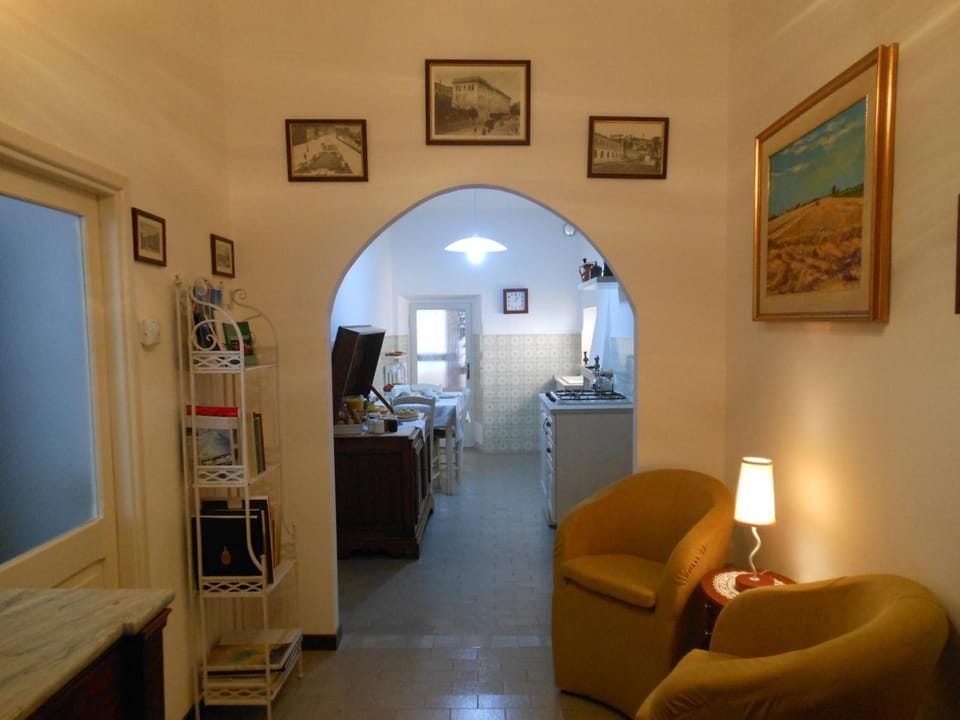 TV and multimedia, Kitchen or kitchenette, Living room, Seating area, Breakfast, air conditioner