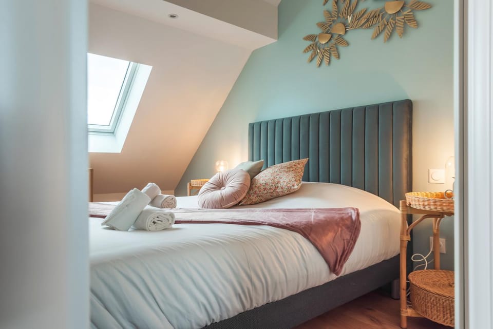 Bed, Photo of the whole room, Bedroom