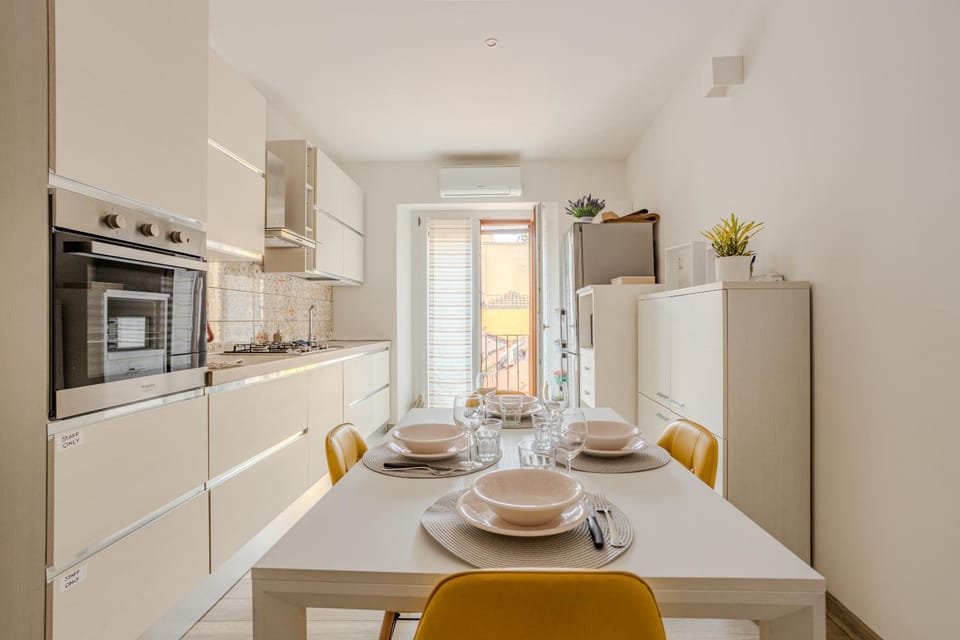 Coffee/tea facilities, Kitchen or kitchenette, Food and drinks, Dining area, Food, oven, stove