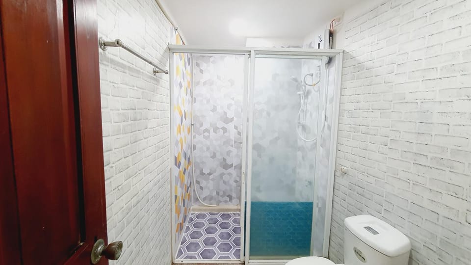 Shower, Toilet