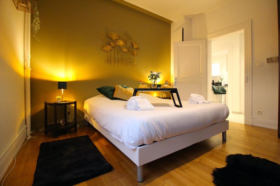 Photo of the whole room, Bedroom