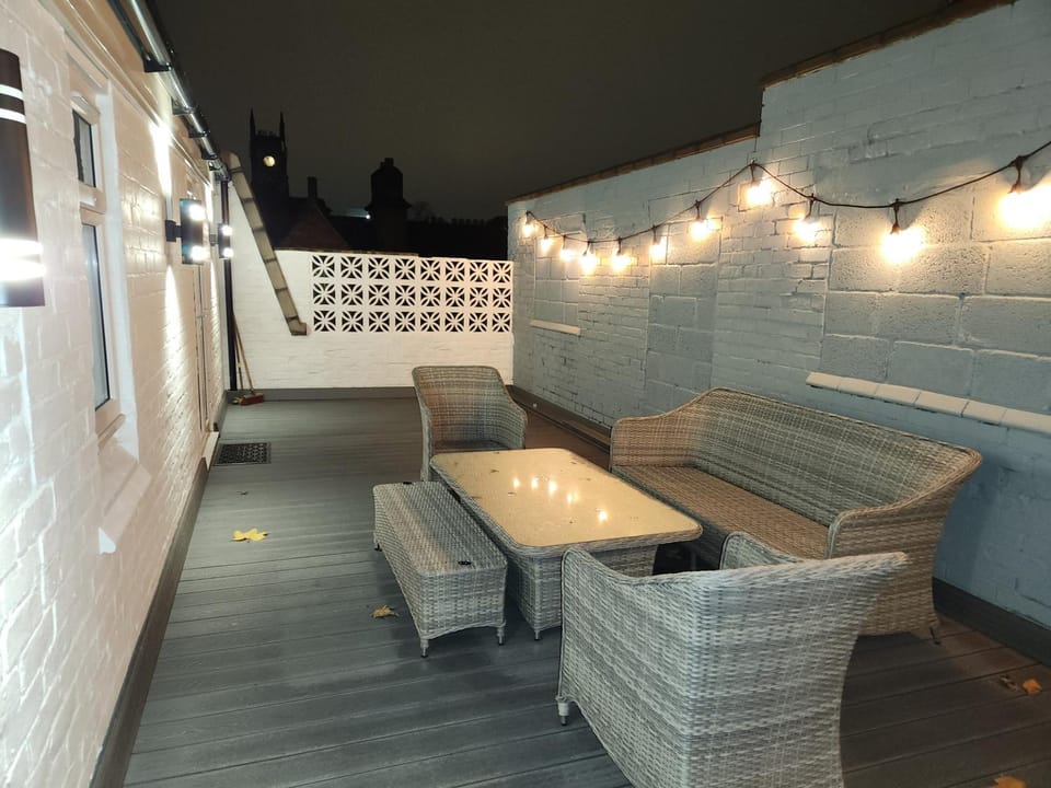 Centre Apartment - Sleeps 2 & Roof Top Hot Tub Apartment in Derby