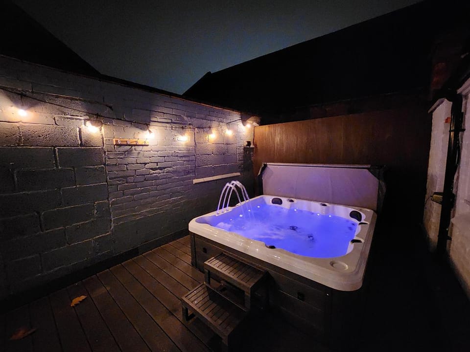 Centre Apartment - Sleeps 2 & Roof Top Hot Tub Apartment in Derby