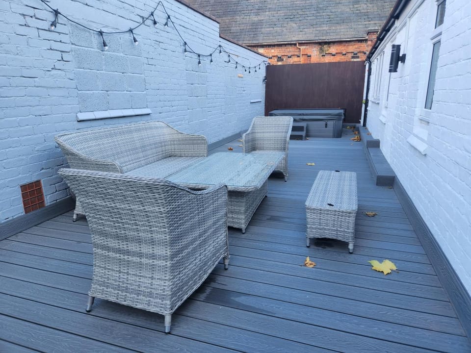 Centre Apartment - Sleeps 2 & Roof Top Hot Tub Apartment in Derby