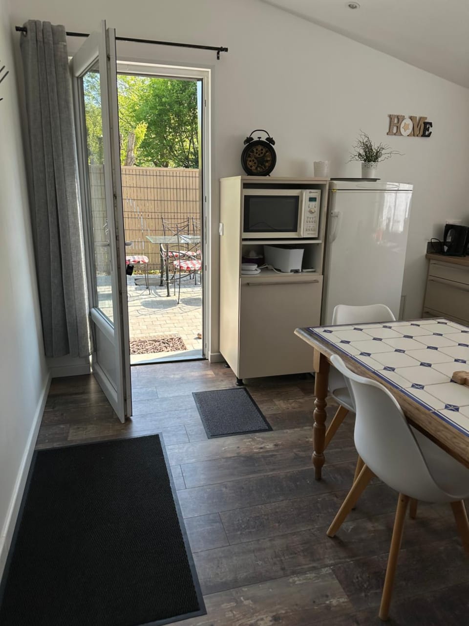 Kitchen or kitchenette, Dining area, oven, stove, toaster