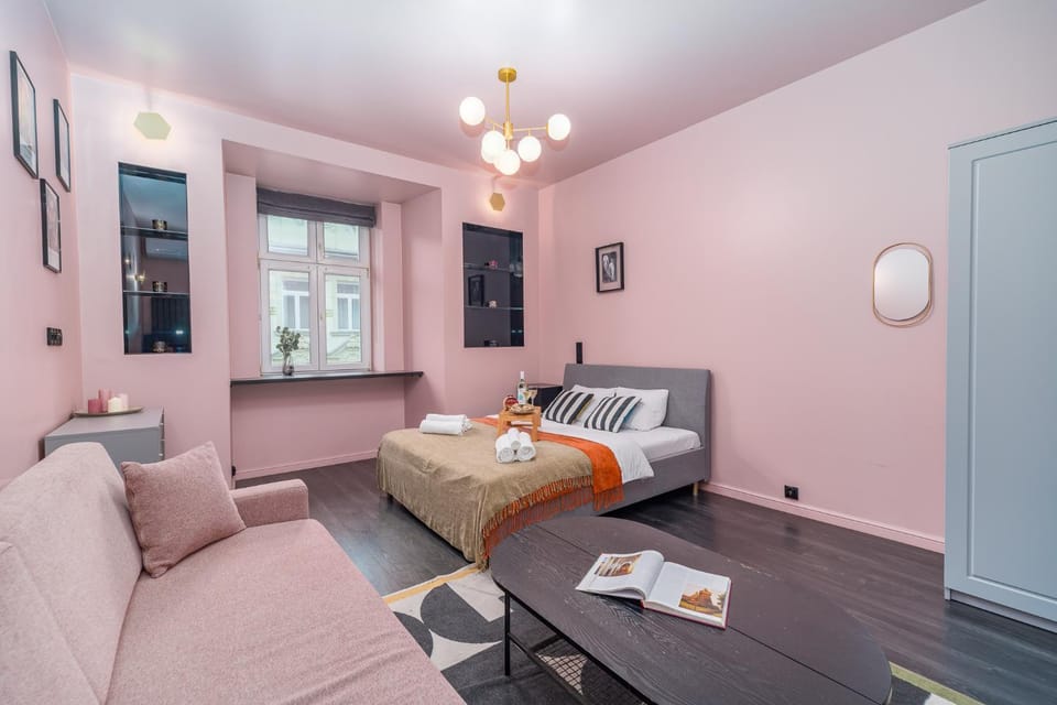 Bed, Photo of the whole room, Seating area, Bedroom, towels