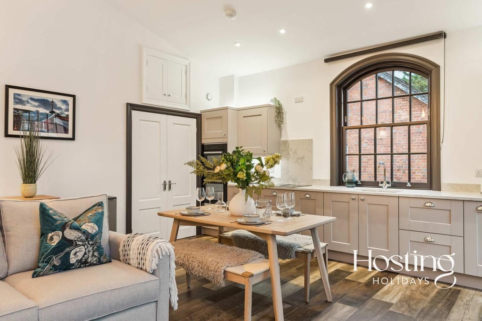 Kitchen or kitchenette, Living room, Seating area, Dining area