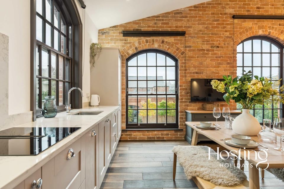 Kitchen or kitchenette, Seating area, Dining area