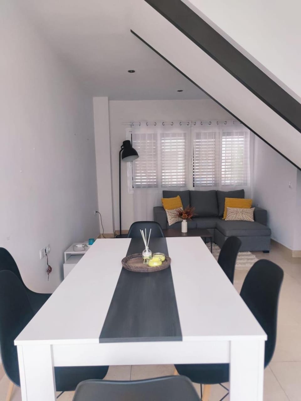 Communal lounge/ TV room, Living room, Seating area, Dining area, air conditioner