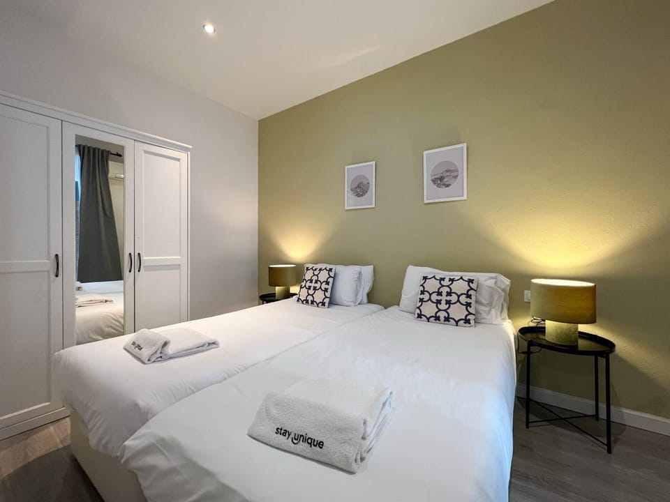 Bed, Photo of the whole room, towels