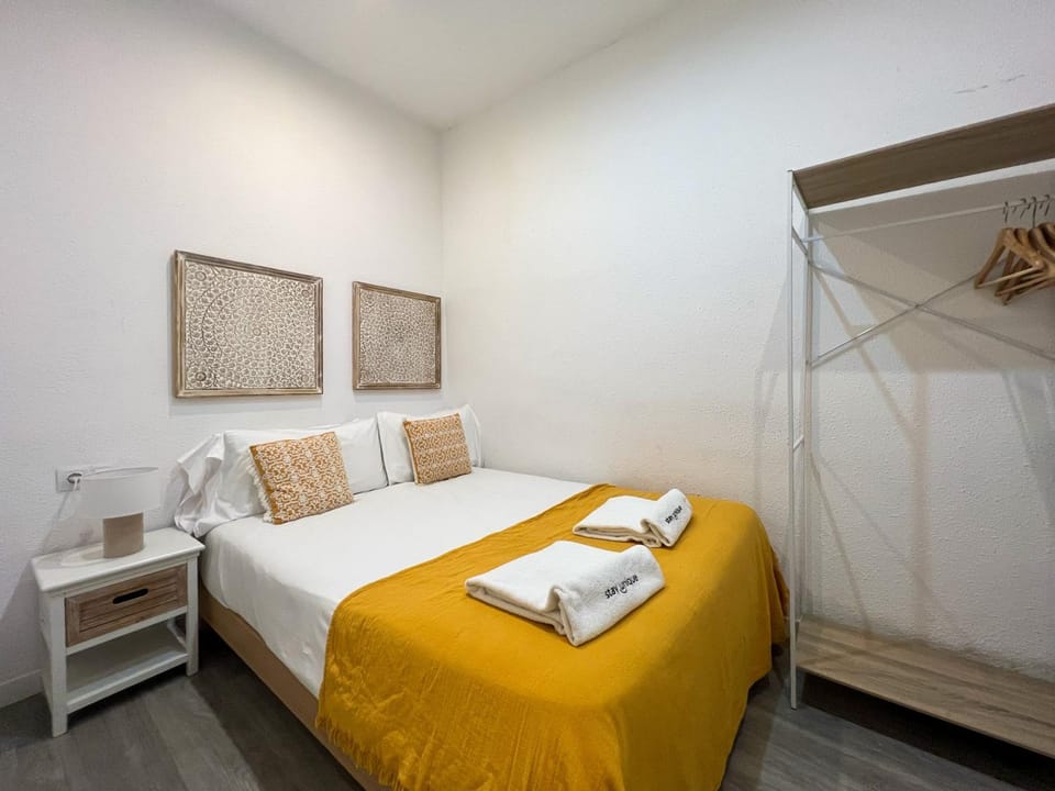 Bed, Photo of the whole room, Bedroom