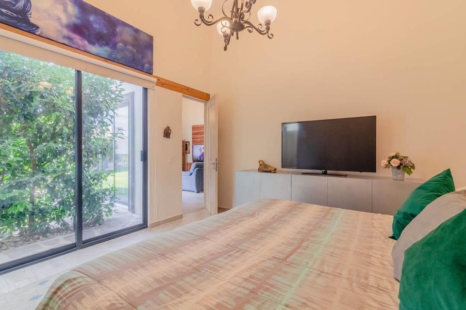 Bed, TV and multimedia, Photo of the whole room, Bedroom