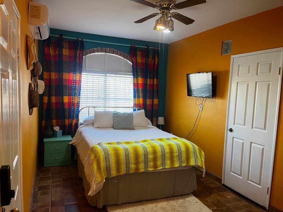 Bed, TV and multimedia, Bedroom