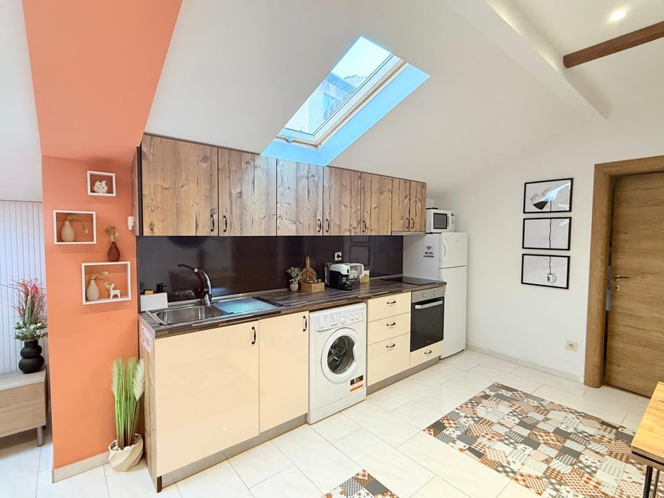 Kitchen or kitchenette, oven, stove, washing machine