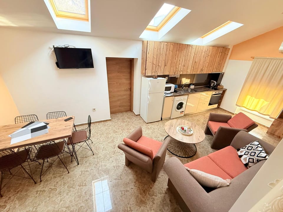TV and multimedia, Kitchen or kitchenette, Living room, Seating area