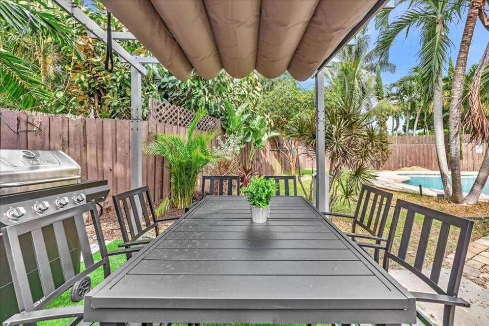 Sunny Days Getaway, 5BD Heated Pool Family Home! House in Fort Lauderdale