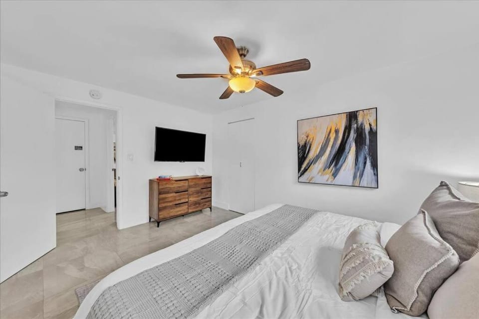 Sunny Days Getaway, 5BD Heated Pool Family Home! House in Fort Lauderdale