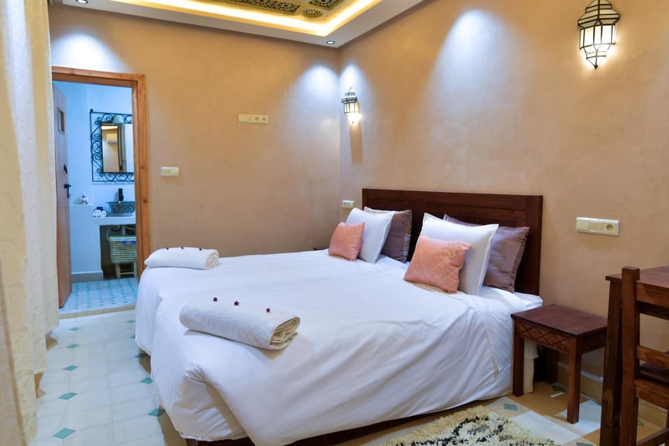 Bed, Bedroom, towels