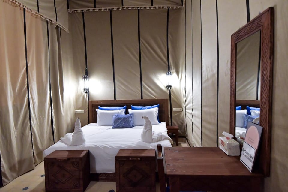 Bed, towels