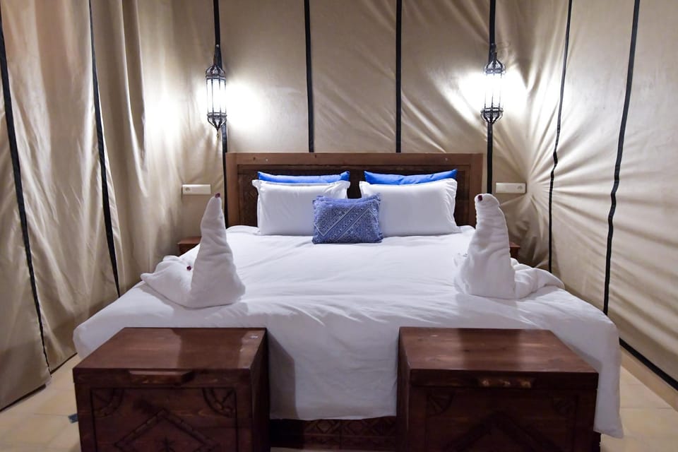 Bed, towels