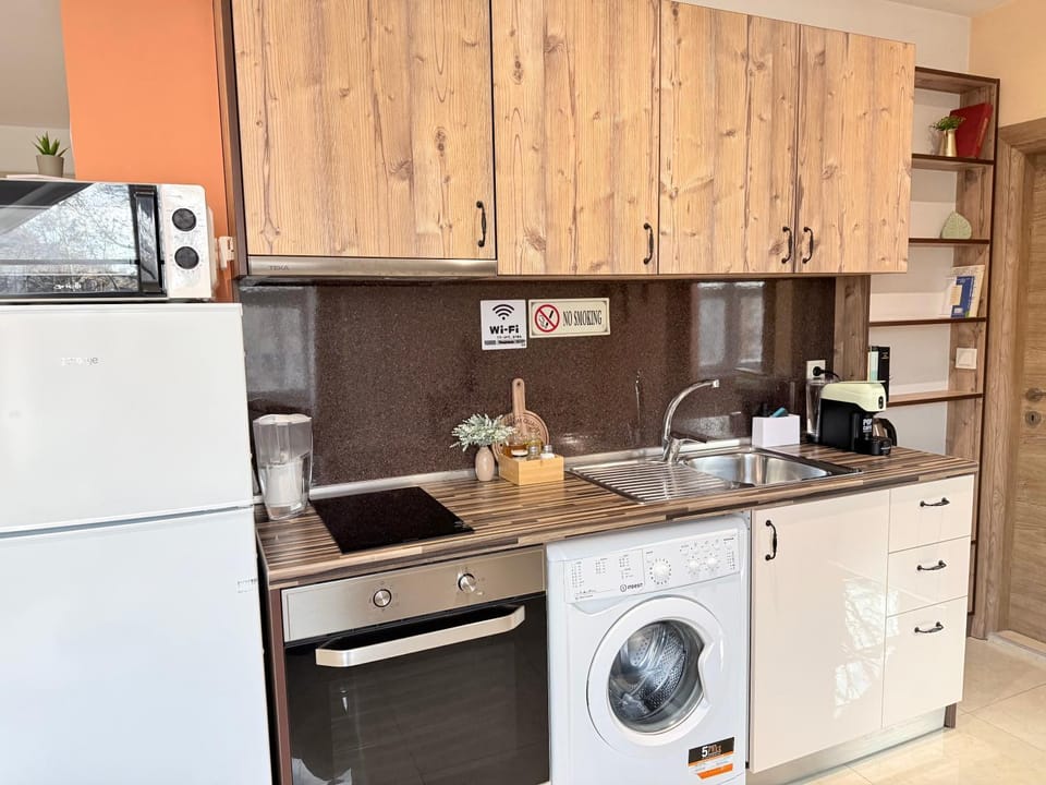 Coffee/tea facilities, Kitchen or kitchenette, oven, stove, washing machine