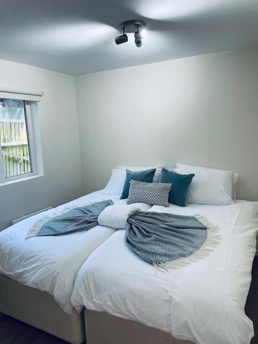 Ivy Cottage Two Bedroom & Garden in Temple Fortune Apartment in London