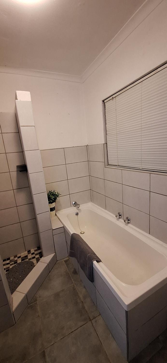 Jukskei Big 5 - Leopard Bed and Breakfast in Sandton
