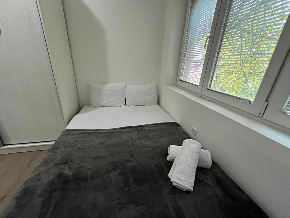 Bed, Bedroom, towels